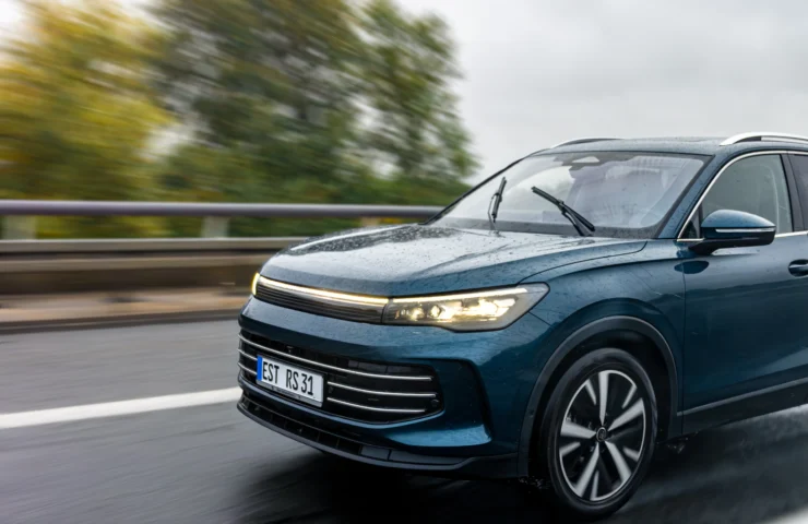 lan-sesuv-zai-yu-tian-gao-su-gong-lu-shang-kuai-su-xing-shi-zai-huai-tian-qi-xia-you-neng-liang-he-yun-dong-转换自-jpg